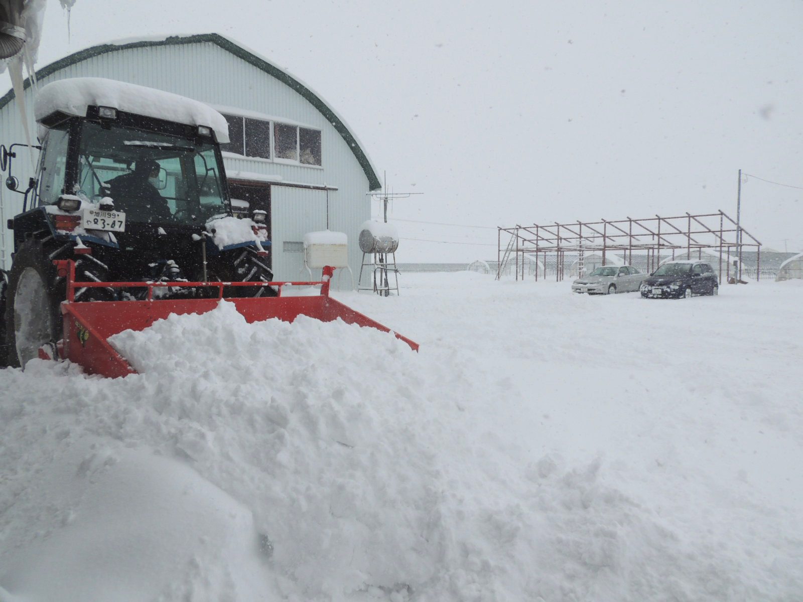 １００馬力トラクターで除雪作業