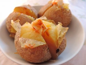 蒸かしじゃがいもバター豆板醤の料理写真