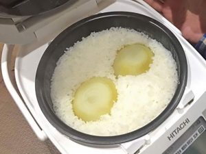 タマネギご飯、炊飯器の中の写真。